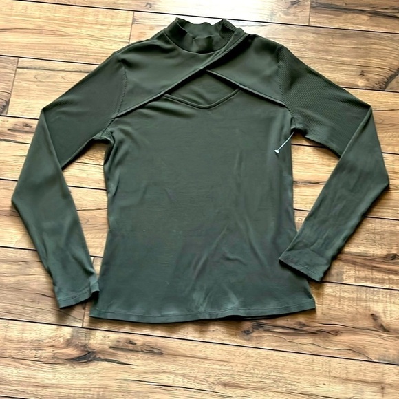 NEW YORK AND COMPANY Cut-Out Mock Neck Sports Tee long sleeve Size Medium - Picture 1 of 4